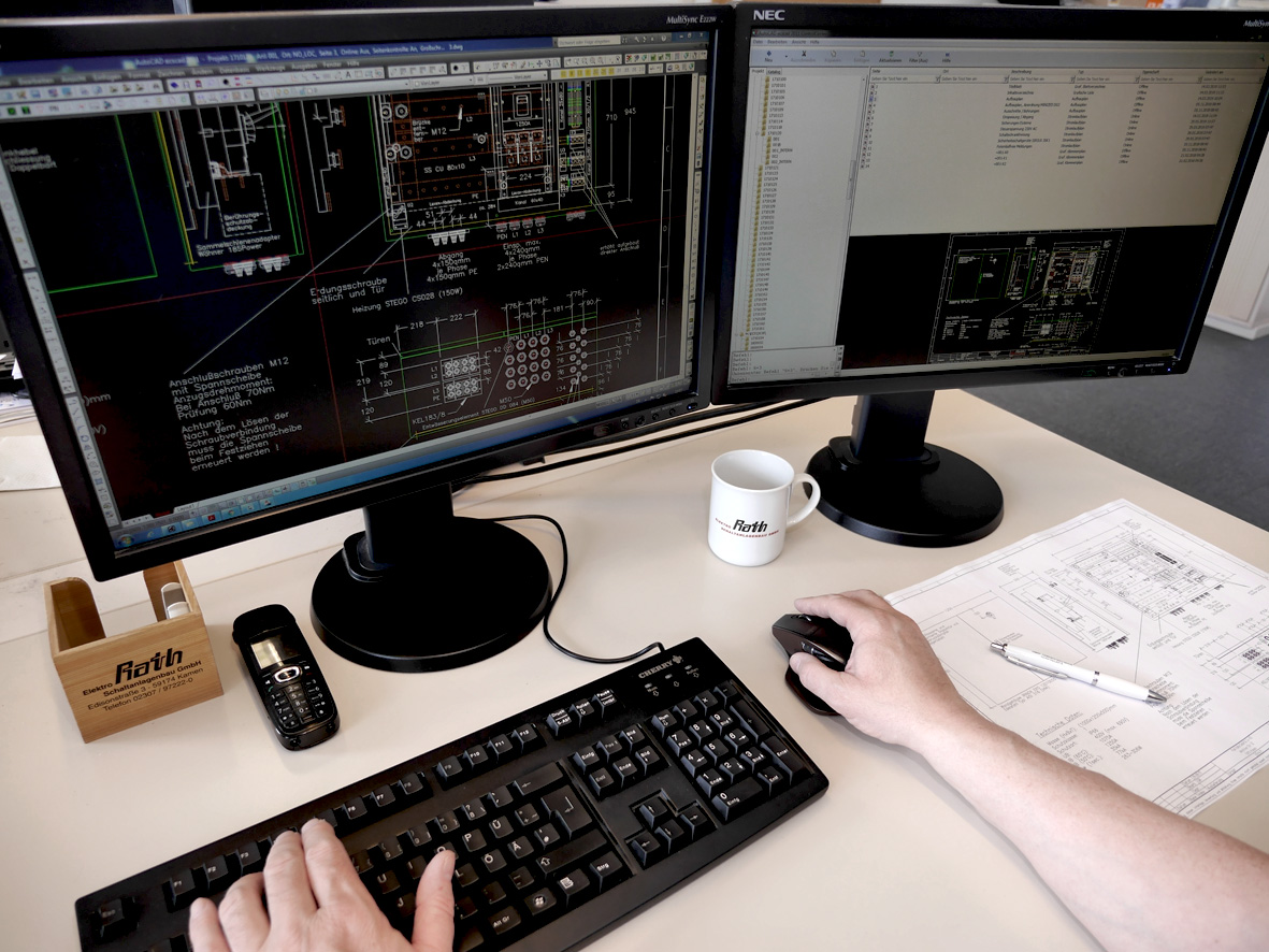 Arbeitsplatz mit CAD-gestützter Planung bei Elektro Rath